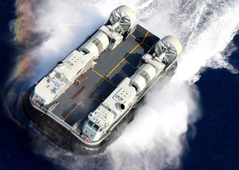 Tàu đệm khí Type 726 chạy vào đảo với tốc độ cao.