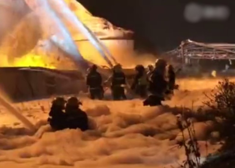 930 lính cứu hỏa được huy động để dập lửa suốt đêm 21.3