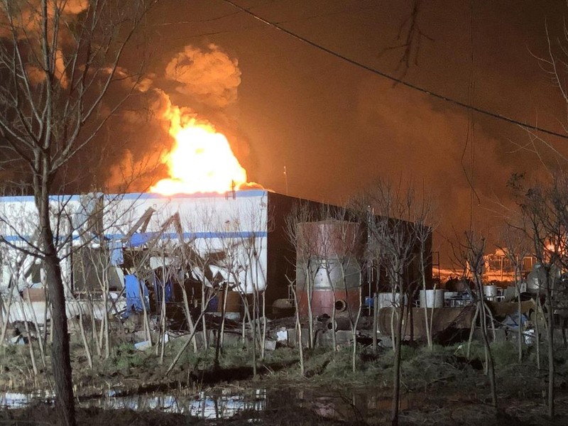 Đám cháy suốt chiều và đêm 21.3