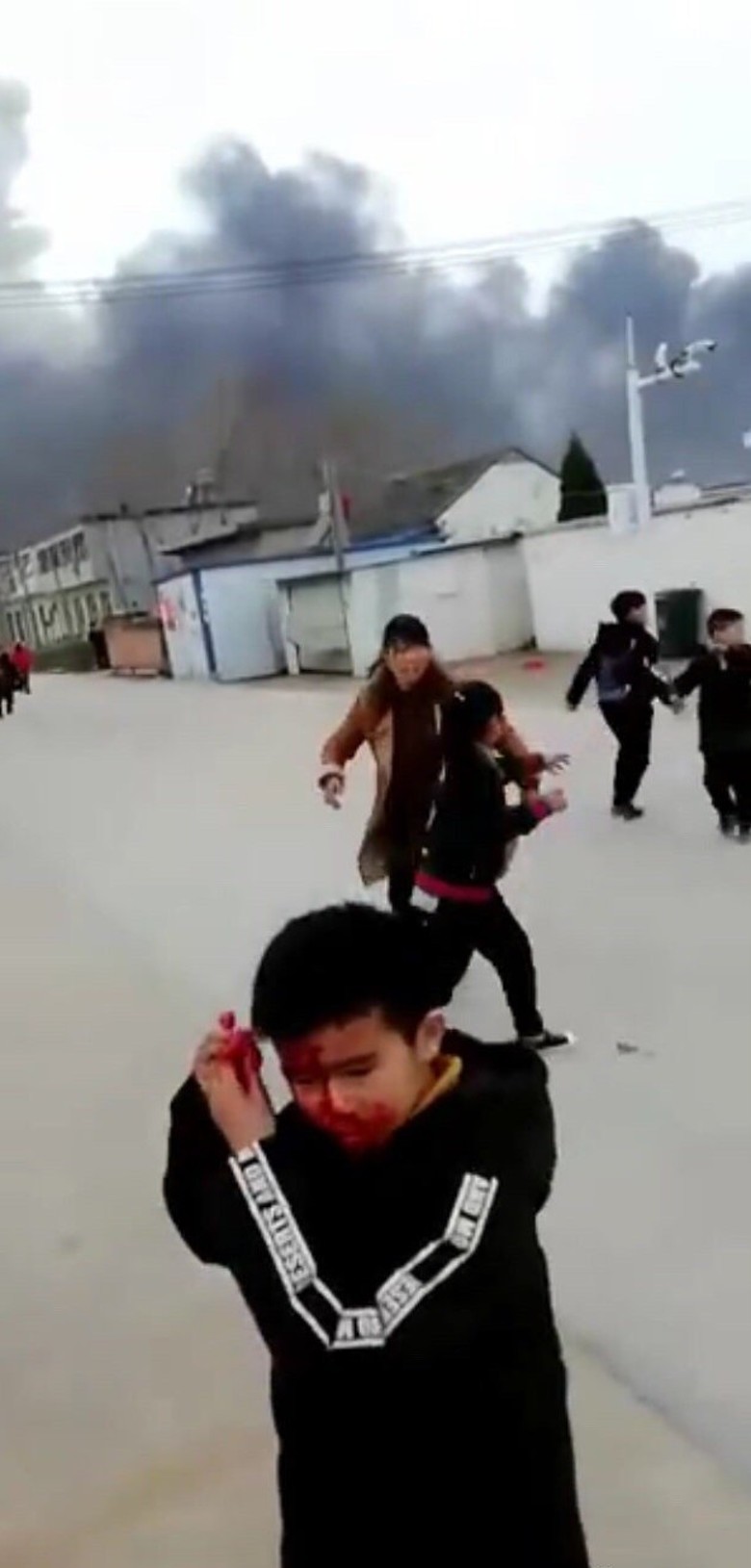 Nhiều trẻ em trong trường học gần đó bị thương