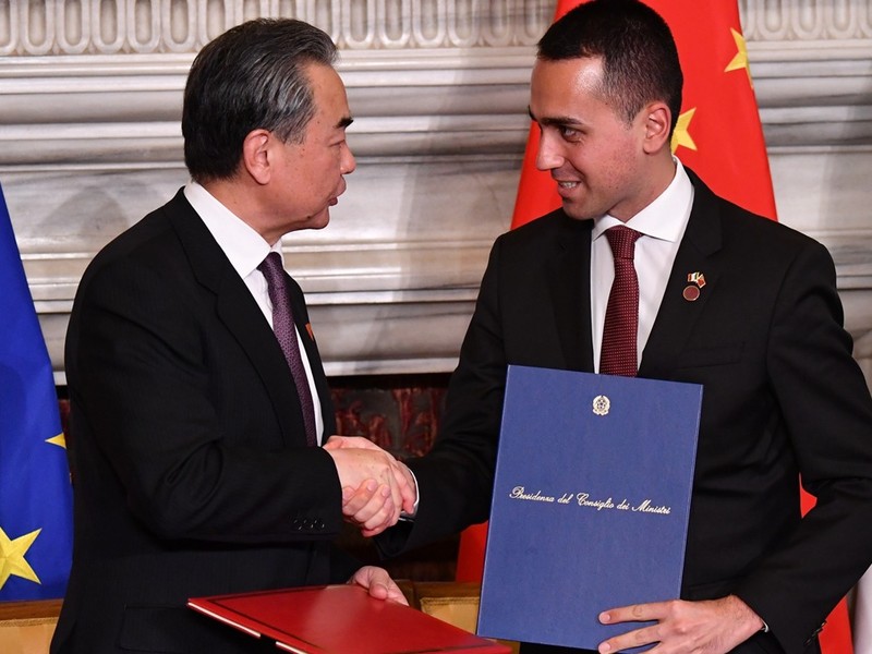 Ngoại trưởng Trung Quốc Vương Nghị và Phó Thủ tướng Italy Luigi Di Maio ký Bản ghi nhớ về việc Italia tham gia “Vành đai, con đường”.