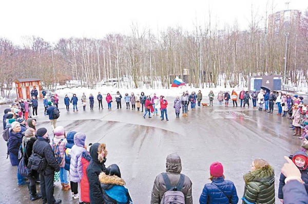 Người biểu tình phản đối xây dựng nhà máy nước ven hồ Baikal giữa giá rét Người biểu tình phản đối xây dựng nhà máy nước ven hồ Baikal giữa giá rét