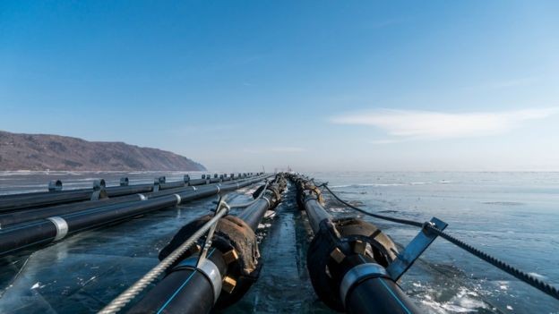 Hệ thống đường ống lấy nước hồ dẫn về các nhà máy sản xuất nước đóng chai đã cơ bản hoàn thành. Hệ thống đường ống lấy nước hồ dẫn về các nhà máy sản xuất nước đóng chai đã cơ bản hoàn thành.