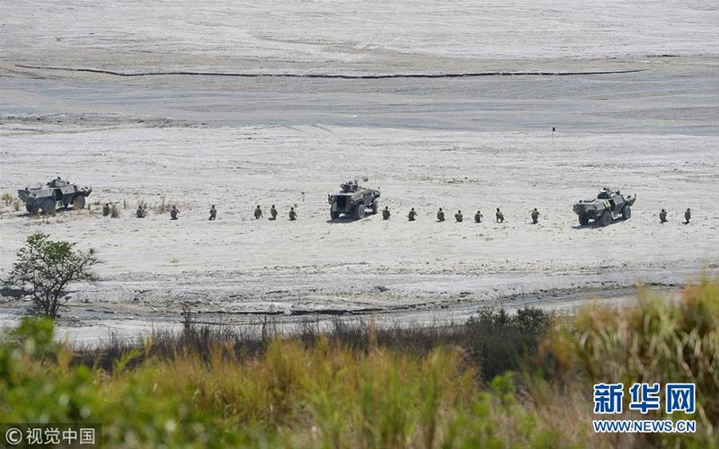 Binh sĩ hai bên phối hợp diễn tập đổ bộ chiếm đảo