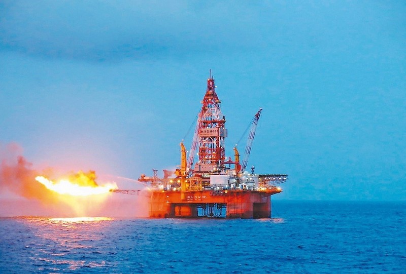 Giàn khoan Haiyangshiyou 981 thử vỉa giếng dầu. Ảnh: Tân Hoa xã.