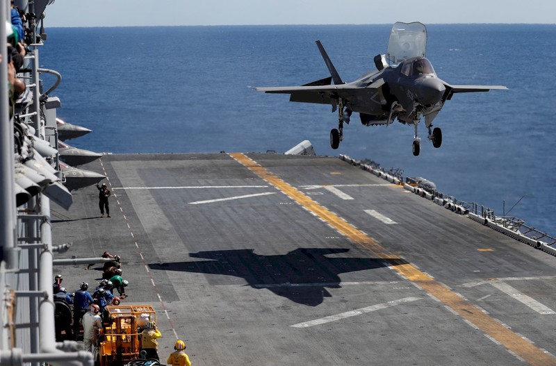 Tàu USS Wasp cùng với các máy bay tàng hình F-35B tham gia tập trận chung với quân đội Philippines ở gần bãi cạn Scarborough tranh chấp với Trung Quốc
