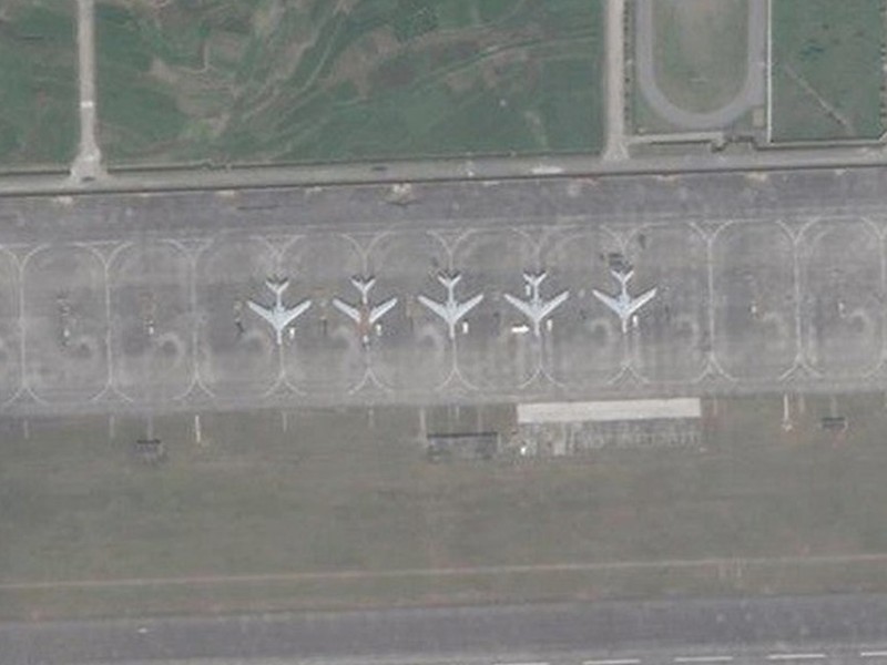 Hình ảnh vệ tinh Mỹ chụp 4 chiếc H-6J và 1 H-6M xuất hiện tại căn cứ không quân X của Hải quân