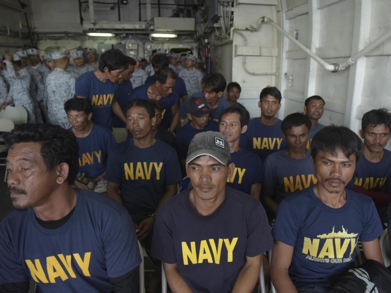 22 ngư dân Philippines được tàu cá Việt Nam cứu trên tàu hải quân Philippines 22 ngư dân Philippines được tàu cá Việt Nam cứu trên tàu hải quân Philippines