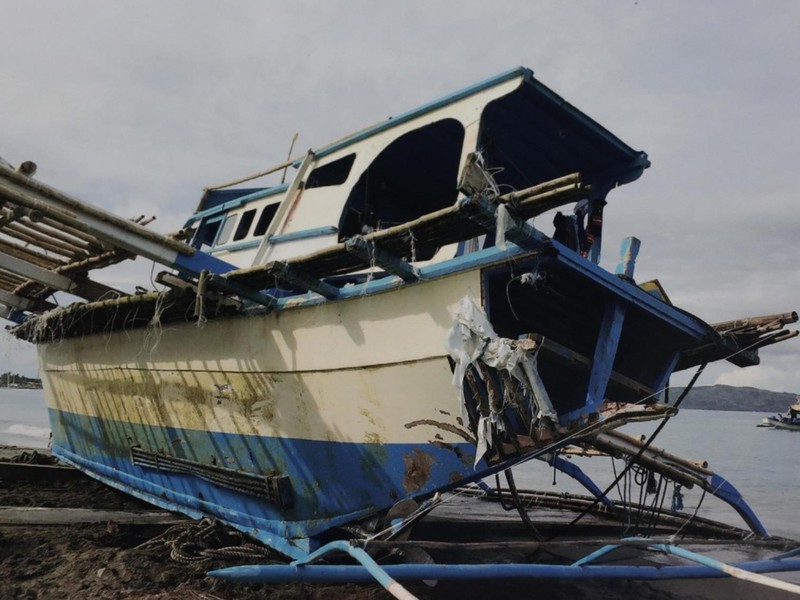 Chiếc tàu cá Philippines bị vỡ đuôi bởi lực đâm rất mạnh khi nó đang buông neo Chiếc tàu cá Philippines bị vỡ đuôi bởi lực đâm rất mạnh khi nó đang buông neo