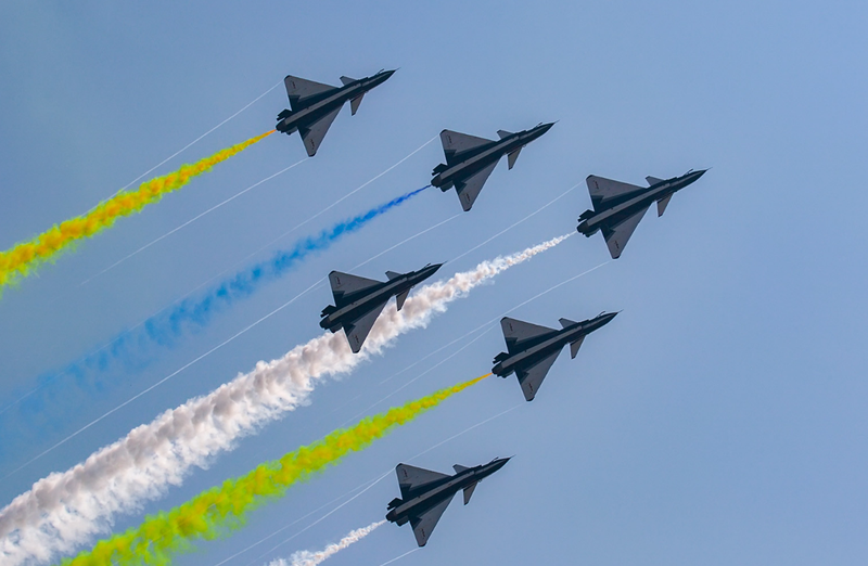 J-10 thuộc đội hình đội bay mẫu Sao Đỏ của không quân Trung Quốc đang bay biểu diễn