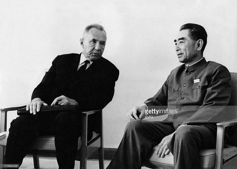 Cuộc gặp mặt lịch sử giữa Thủ tướng Liên Xô Alexei Nikolayevich Kosygin và Thủ tướng Trung Quốc Chu Ân Lai tại sân bay Bắc Kinh ngày 11/9/1969