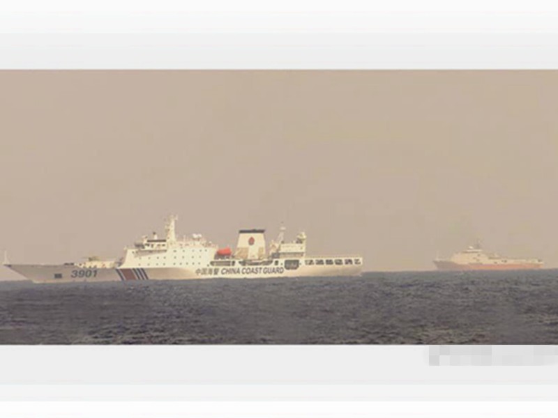 Tàu Hải cảnh 12 ngàn tấn 3901 hộ tống tàu "Địa chất biển - 8" (phía sau) thăm dò trái phép trong vùng đặc quyền kinh tế Việt Nam. Ảnh: Đa Chiều