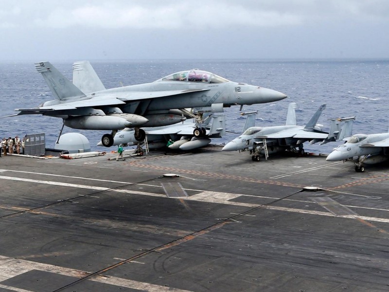Các máy bay chiến đấu siêu âm F-18 trên tàu USS Ronald Reagan Các máy bay chiến đấu siêu âm F-18 trên tàu USS Ronald Reagan