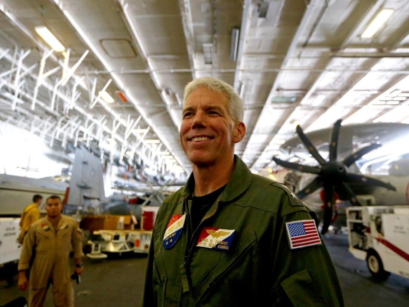 Tướng Karl Thomas, Chỉ huy cụm tàu sân bay tấn công USS Ronal Reagan trả lời các nhà báo trên tàu Tướng Karl Thomas, Chỉ huy cụm tàu sân bay tấn công USS Ronal Reagan trả lời các nhà báo trên tàu