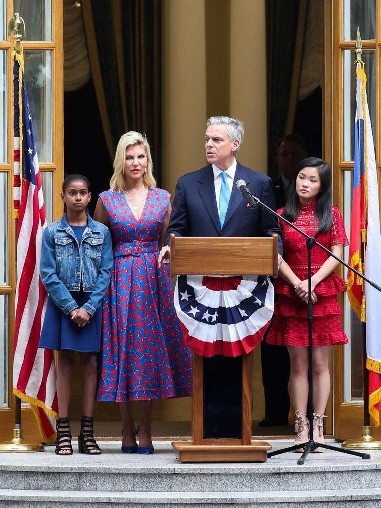 Vợ chồng ông Jon Huntsman cùng hai cô con nuôi người Trung Quốc và Ấn Độ