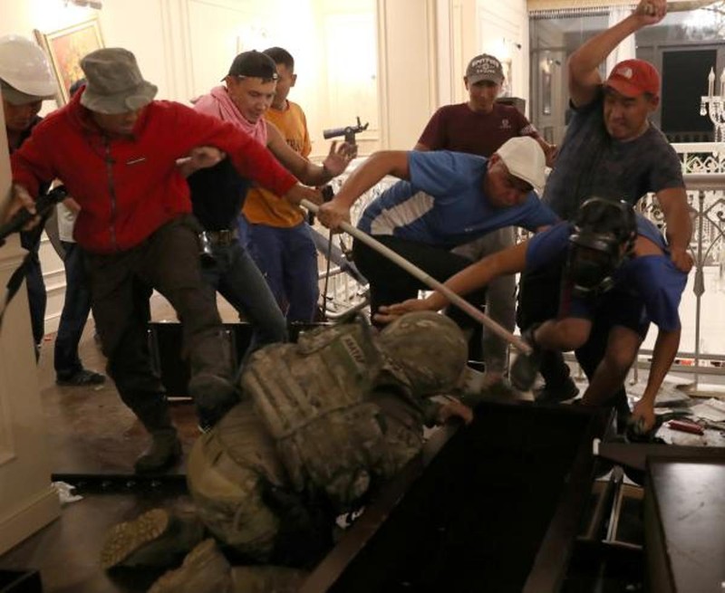 Những người ủng hộ ông Atambayev xung đột với các binh sỹ lực lượng đặc biệt