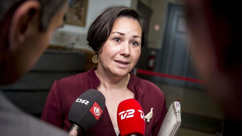 Aja Chemnitz Larsen, người bản địa Greenland nghị sĩ quốc hội Đan Mạch phản đối việc bán vùng lãnh thổ này cho Mỹ Aja Chemnitz Larsen, người bản địa Greenland nghị sĩ quốc hội Đan Mạch phản đối việc bán vùng lãnh thổ này cho Mỹ