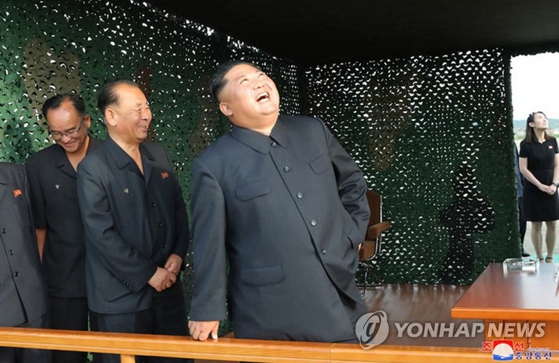 Ông Kim Jong-un và các nhà lãnh đạo vui mừng theo dõi đạn bay. Ảnh: Yonhap - KCNA