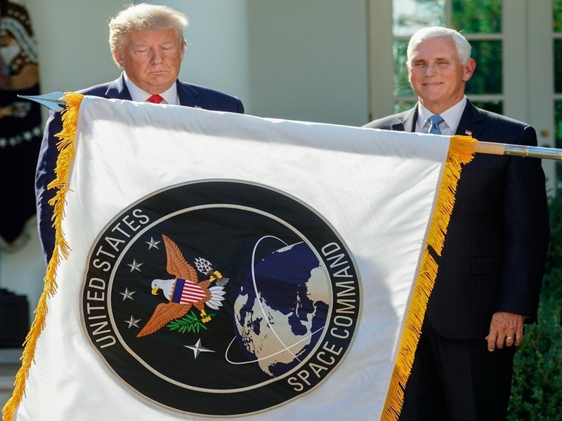 Tổng thống Donald Trump và Phó Tổng thống Mike Pence trao kỳ hiệu cho Bộ Tư lệnh Vũ trụ
