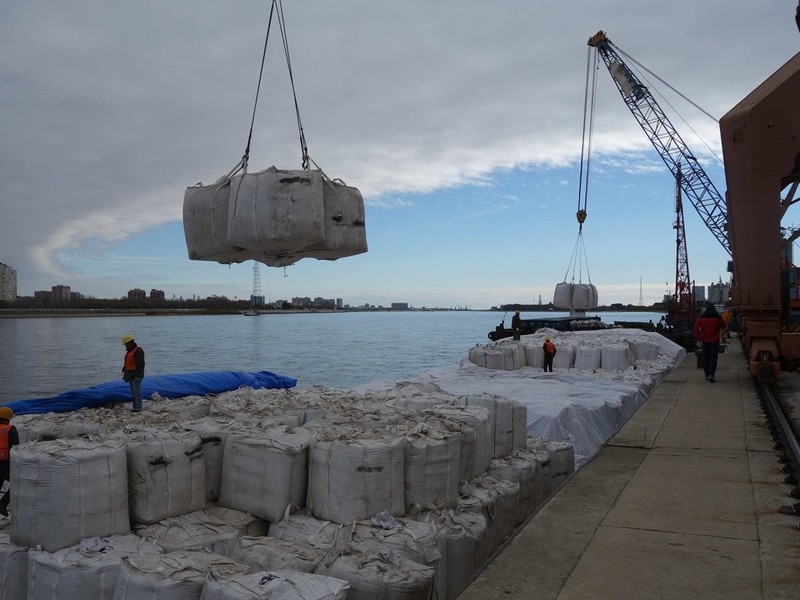 Đậu tương Nga đang dần thay thế đậu Mỹ. Đậu tương nhập khẩu của Nga đang được bốc dỡ ở cảng Mặc Hà (Hắc Long Giang). Ảnh: Đa Chiều Đậu tương Nga đang dần thay thế đậu Mỹ. Đậu tương nhập khẩu của Nga đang được bốc dỡ ở cảng Mặc Hà (Hắc Long Giang). Ảnh: Đa Chiều