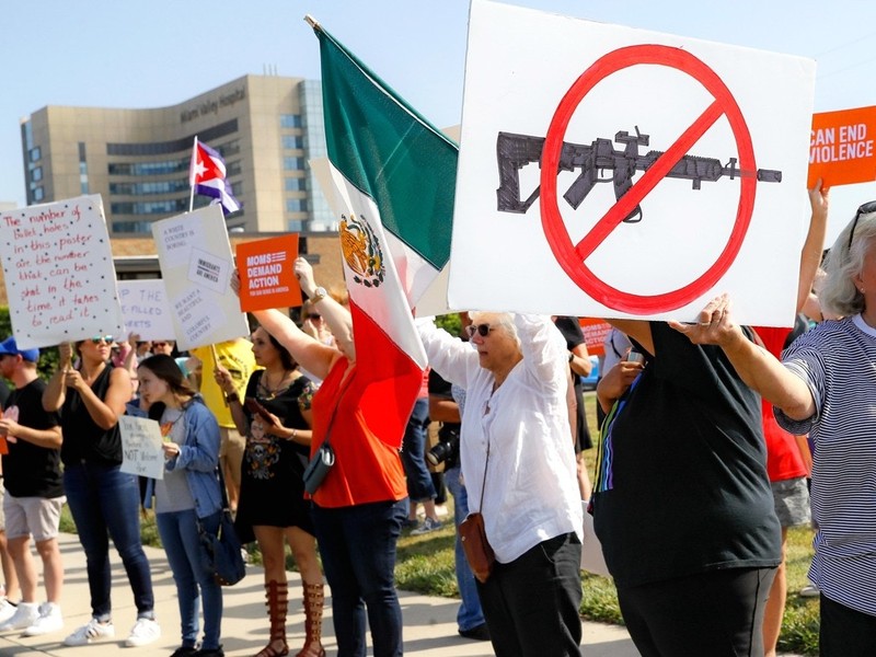 Sau khi liên tiếp xảy ra 2 vụ xả súng nghiêm trọng ở Ohio và Texas, những người biểu tình đã tụ tập biểu tình phản đối ông Trump khi ông tới Miami. Ảnh: Đa Chiều