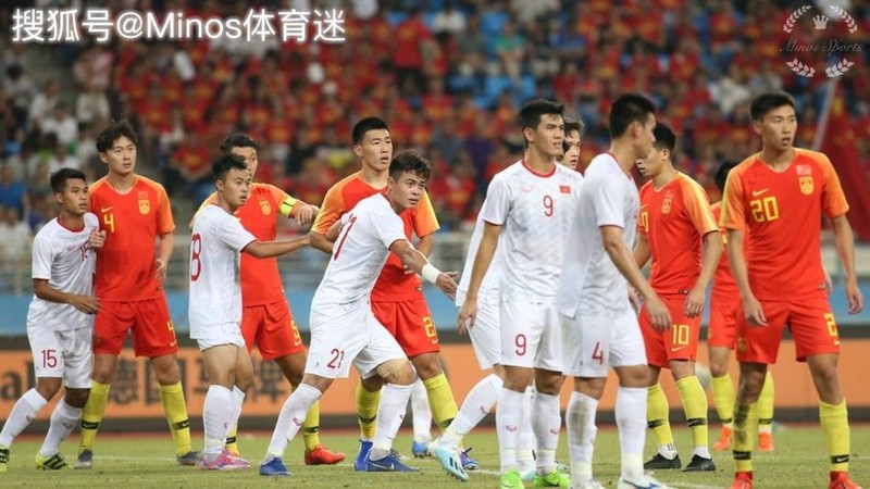 Hàng thủ Việt Nam chơi rất chặt chẽ. Ảnh Sohu