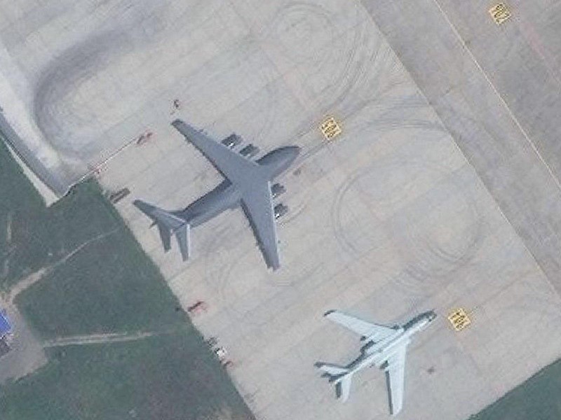 Ảnh vệ tinh chụp chiếc H-6N bên cạnh chiếc Y-20U có khả năng tiếp dầu trên không. Ảnh: Đa Chiều Ảnh vệ tinh chụp chiếc H-6N bên cạnh chiếc Y-20U có khả năng tiếp dầu trên không. Ảnh: Đa Chiều