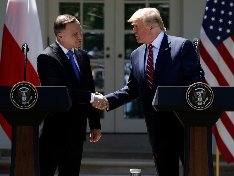Ông Donald Trump và Tổng thống Ba Lan Andrzej Duda bắt tay nhau tại cuộc họp báo chung ở Nhà Trắng hôm 12/6/2019
