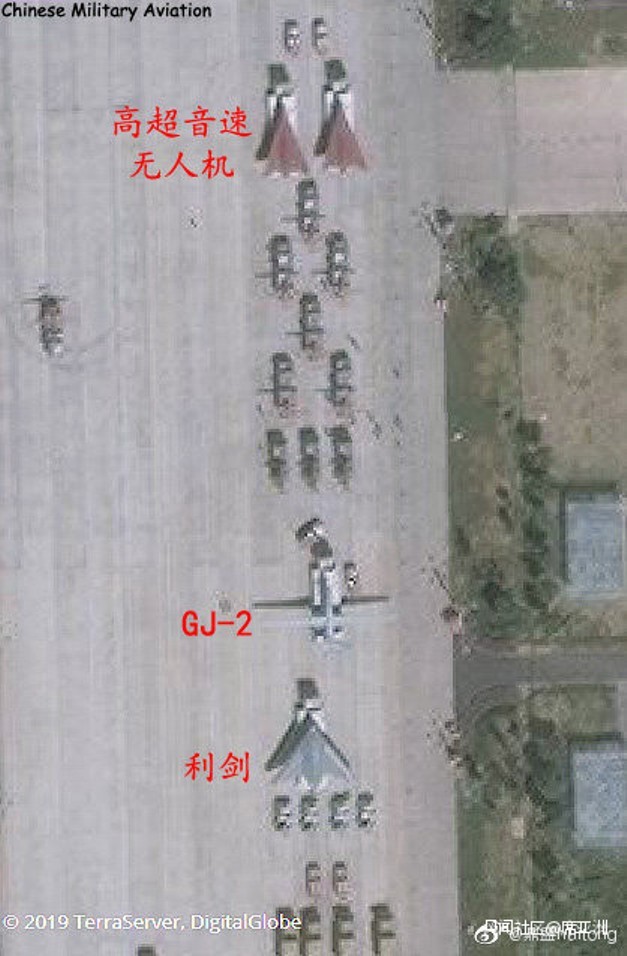 Ảnh vệ tinh chụp các loại máy bay không người lái trên thao trường luyện tập diễu binh: trên cùng là WZ-8, giữa là GJ-2.dưới là Lijian