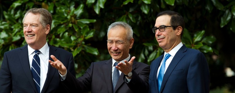Ông Lưu Hạc (giữa) và các ông Robert Lighthizer (trái), Steven Mnuchin (phải) tỏ vẻ hài lòng về kết quả ban đầu đạt được.Ảnh: Đa Chiều.