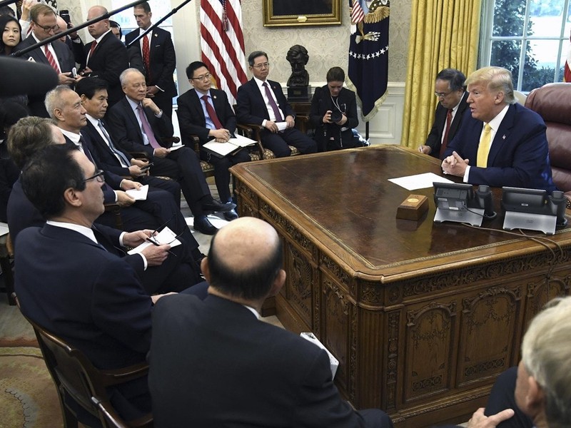 Ông Trump tiếp ông Lưu Hạc và đoàn đàm phán Trung Quốc tại Phòng Bầu dục trong Nhà Trắng. Ảnh: VCG/Đa Chiều.