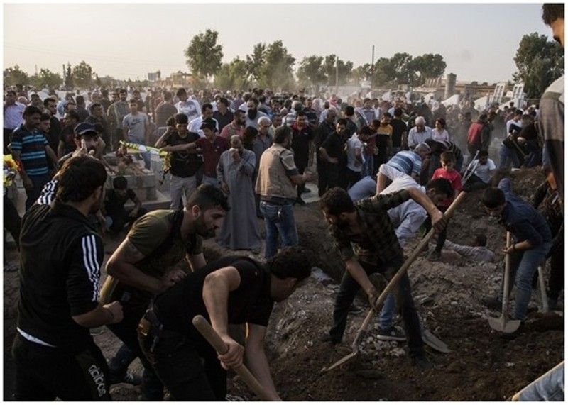 Người dân Syria chôn cất những người bị chết trong cuộc tấn công của quân đội Thổ Nhĩ Kỳ