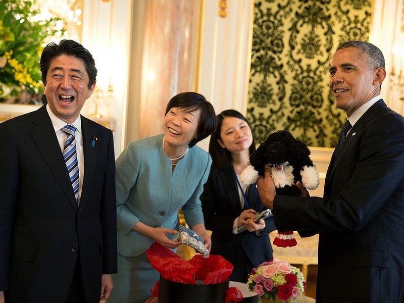 Ngày 24 tháng 4 năm 2014, Tổng thống Hoa Kỳ lúc đó là ông Barack Obama khi ở thăm Nhật Bản đã nhận được chiếc mũ gậy golf mang hình dạng chú chó Bo “Đệ nhất cẩu” của Nhà Trắng – món quà của vợ chồng Thủ tướng Nhật Bản Shinzo Abe.