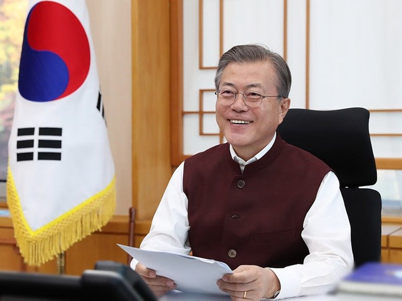 Ngày 31 tháng 10 năm 2018, Tổng thống Hàn Quốc Moon Jae-in, mặc chiếc áo ghi-lê, quà tặng của Thủ tướng Ấn Độ Narendra Modi tại Seoul, Hàn Quốc.