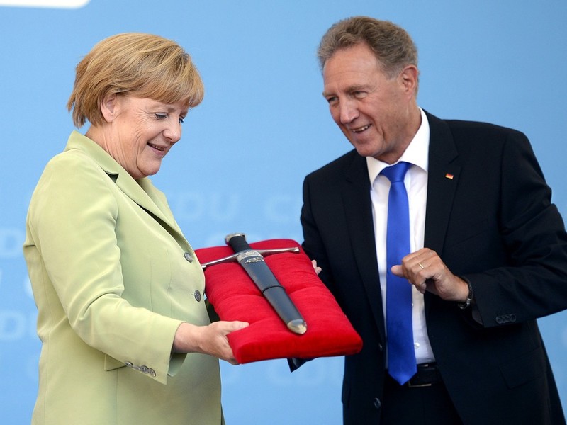 Ngày 21 tháng 8 năm 2013, Thủ tướng Đức Angela Merkel đã tham dự chiến dịch bầu cử ở Schwäbisch Gmünd, Đức. Ứng cử viên Đảng Dân chủ Thiên chúa giáo (CDU) Norbert Barthle đã tặng bà một thanh bảo kiếm.