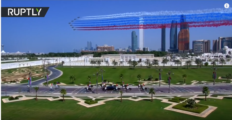 Các máy bay quân sự của UAE phun khói màu quốc kỳ Nga trong lễ đón Tổng thống Putin Các máy bay quân sự của UAE phun khói màu quốc kỳ Nga trong lễ đón Tổng thống Putin