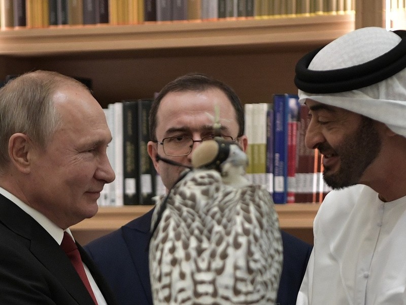 Tổng thống Nga Putin tặng chim Ưng Kamchatka cho Quốc vương Salman của Ả Rập Saudi Tổng thống Nga Putin tặng chim Ưng Kamchatka cho Quốc vương Salman của Ả Rập Saudi