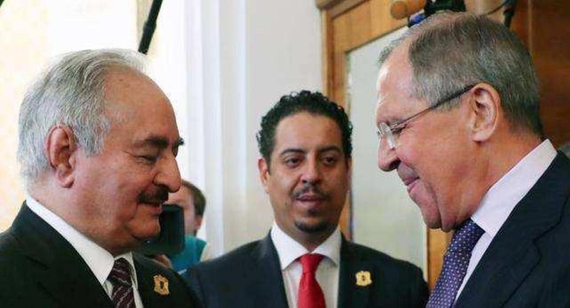 Ông Khalifa Belqasim Haftar (trái) và Ngoại trưởng Nga Sergei Lavrov. Lực lượng LNA của ông được Nga hậu thuẫn. Ông Khalifa Belqasim Haftar (trái) và Ngoại trưởng Nga Sergei Lavrov. Lực lượng LNA của ông được Nga hậu thuẫn.