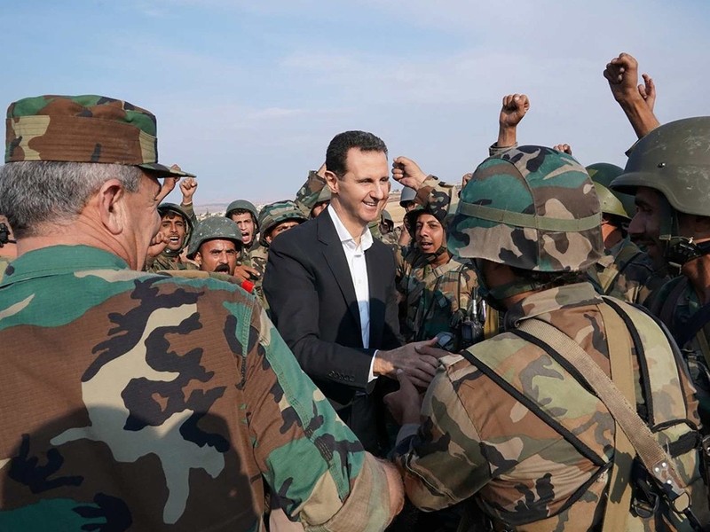 Tổng thống Syria Assad thăm, động viên sư đoàn "Những con Hổ" ở mặt trận tỉnh Idlib ngày 22/10.