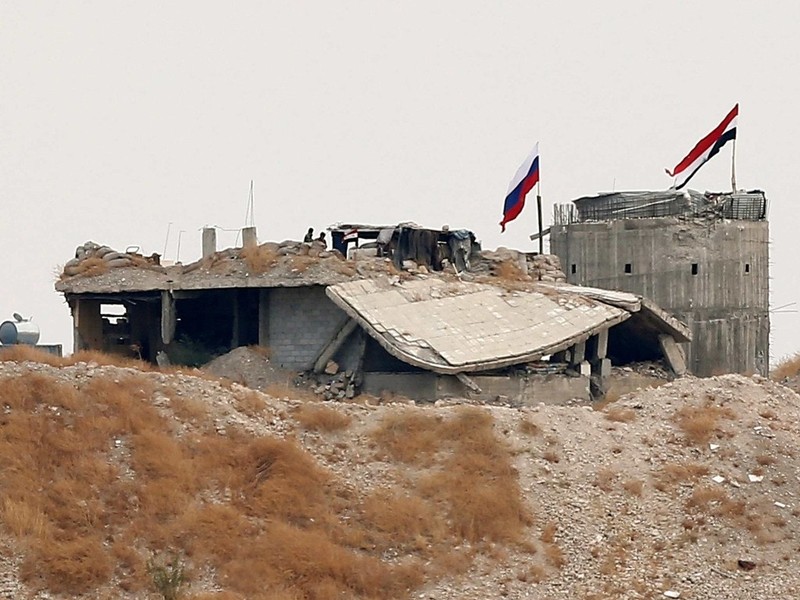 Quốc kỳ Nga và Syria được treo tại một đồn binh cũ của lực lượng người Kurd ở biên giới Syria - Thổ Nhĩ Kỳ