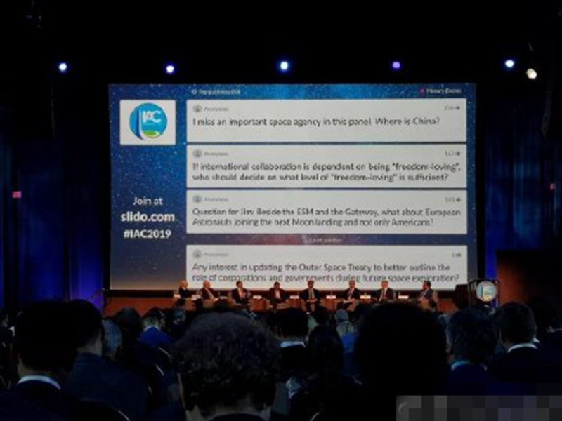 Một số đại biểu dùng điện thoại nhắn tin chất vấn ban tổ chức Đại hội về sự vắng mặt của đoàn đại biểu Trung Quốc Một số đại biểu dùng điện thoại nhắn tin chất vấn ban tổ chức Đại hội về sự vắng mặt của đoàn đại biểu Trung Quốc