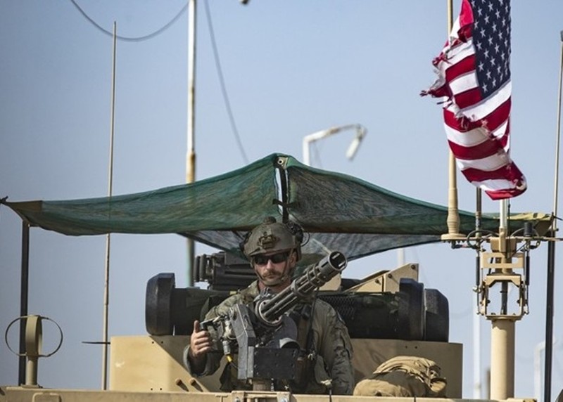 Lính Mỹ đi tuần tra trên xe bọc thép chiến đấu M2A2 Bradley.