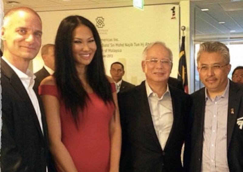 Giám đốc Goldman Sachs Group Singapore Tim Leissner (trái) và cựu Thủ tướng Malaysia Najib Razak (thứ 2, phải sang).