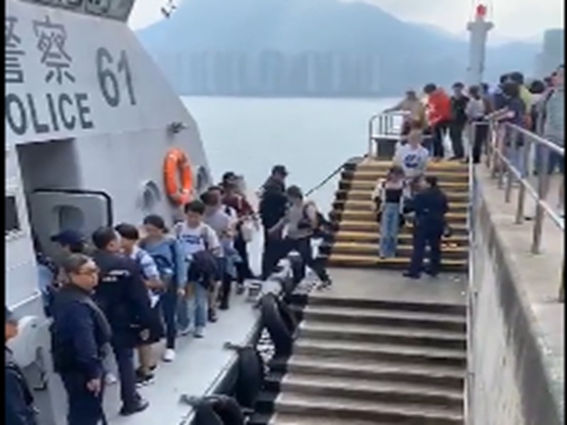 Sinh viên Đại Lục được di tản bằng ca nô của cảnh sát đường thủy Hồng Kông sang Thâm Quyến.