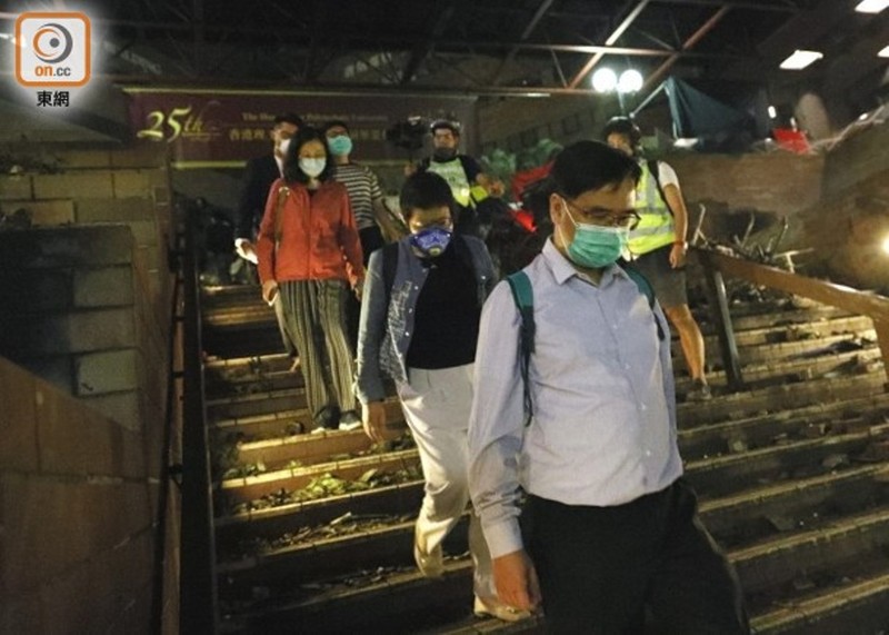 Các hiệu trưởng vào thuyết phục, khuyên giải học sinh ra đầu hàng cảnh sát.