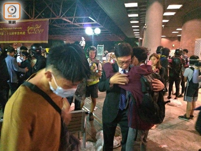 Thày giáo bùi ngùi đón học sinh về.