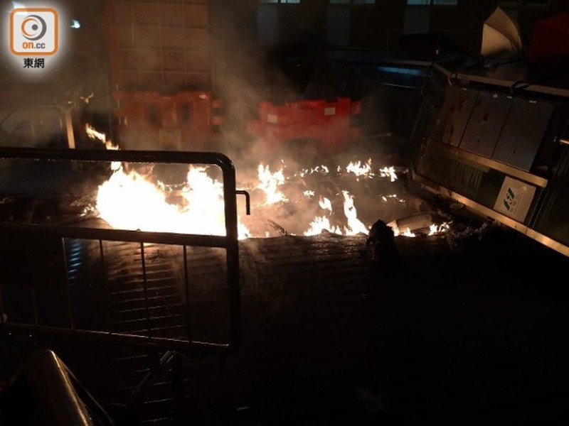 Cầu vượt bị người biểu tình đốt cháy và thủng mặt cầu.