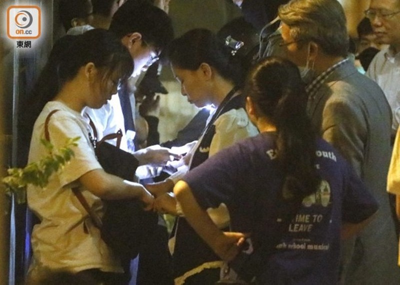 Gặp gỡ, vận động, thuyết phục học sinh rời khỏi trường về nhà.