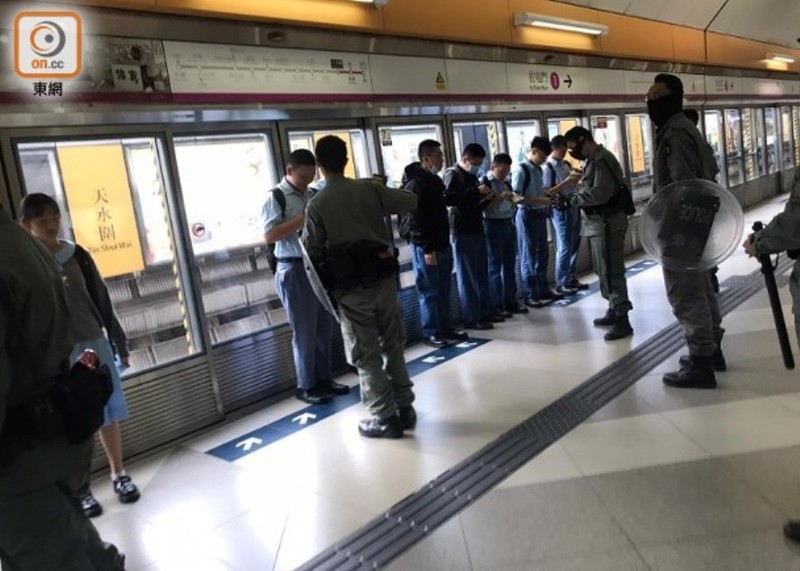 Cảnh sát khám xét các sinh viên cản trở hành khách lên tàu. Cảnh sát khám xét các sinh viên cản trở hành khách lên tàu.