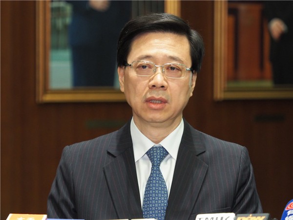 Cục trưởng Bảo an Hồng Kông Lý Gia Siêu kêu gọi những người còn ở trong Đại học Bách Khoa sớm ra đầu thú. Cục trưởng Bảo an Hồng Kông Lý Gia Siêu kêu gọi những người còn ở trong Đại học Bách Khoa sớm ra đầu thú.